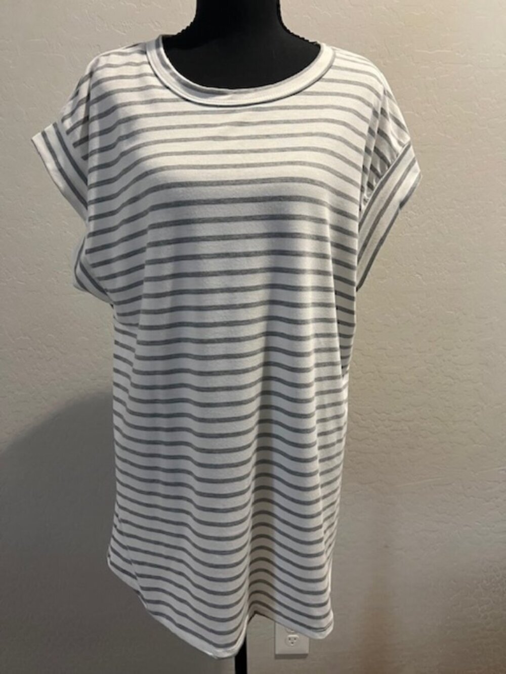 HEMISH USA White Gray Striped Tunic Top 2X Side Slit short sleeve